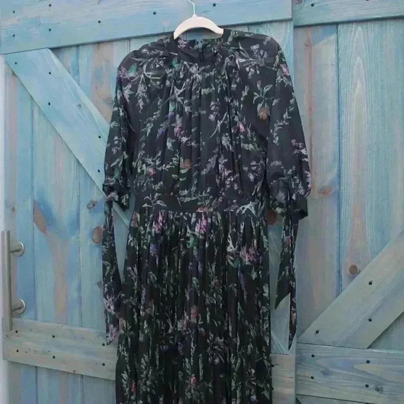 Floral Maxi Dress Black Pleated Skirt Long Tie Sleeve Size Medium - Picture 2 of 10